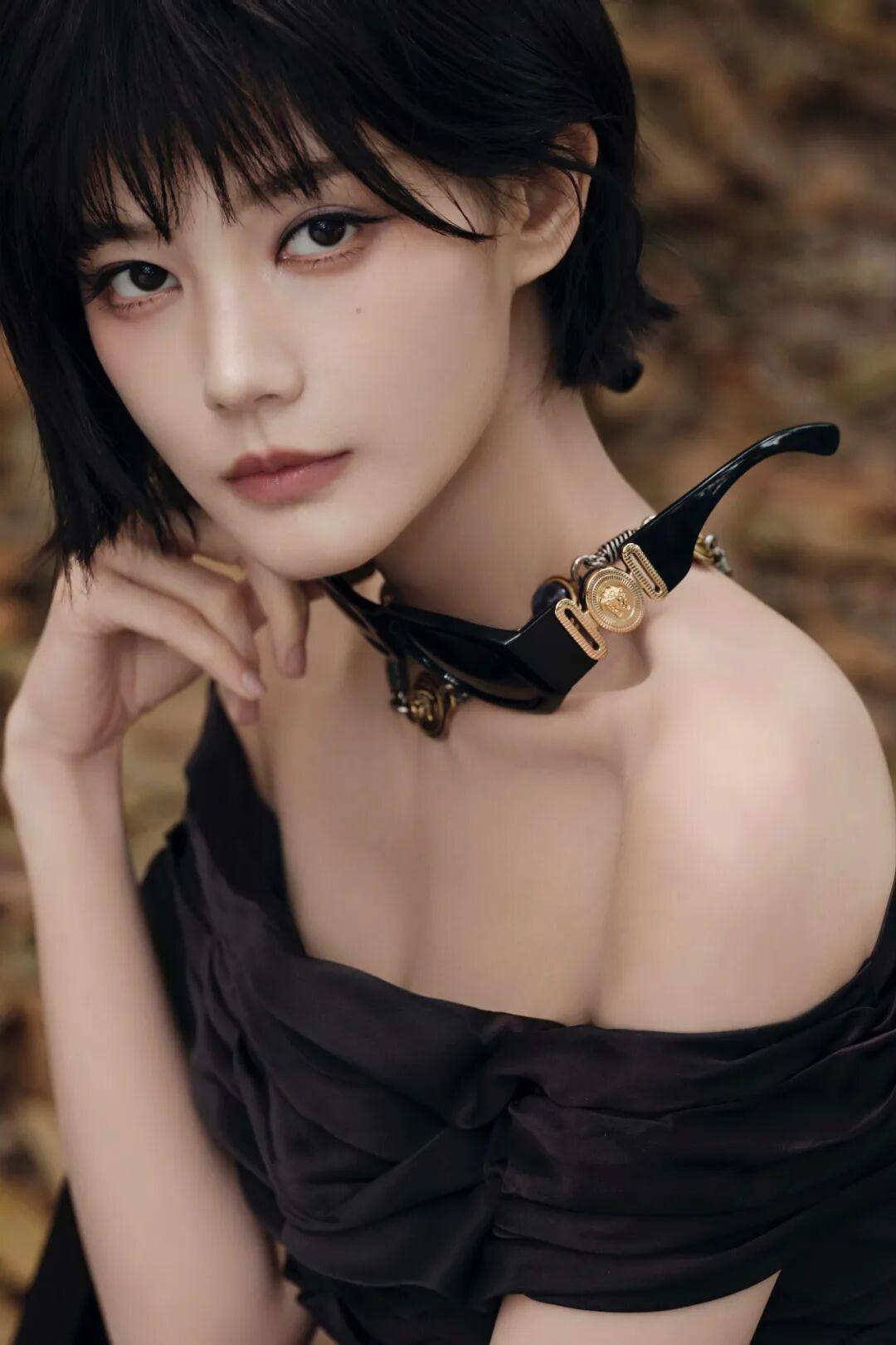 kaiyun-李一桐短发配露肩裙，好美好迷人！